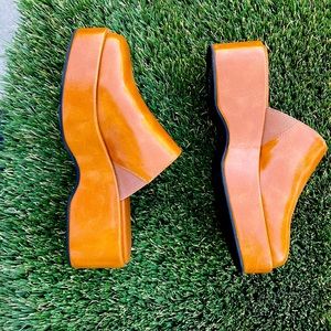 Lisa Says Gah Dakota Clog.. saddle brown